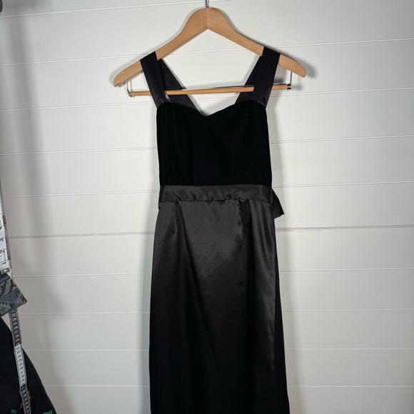 Elegant Black Evening Gown with Large Bow Guesstimate Size Small - Picture 3 of 15